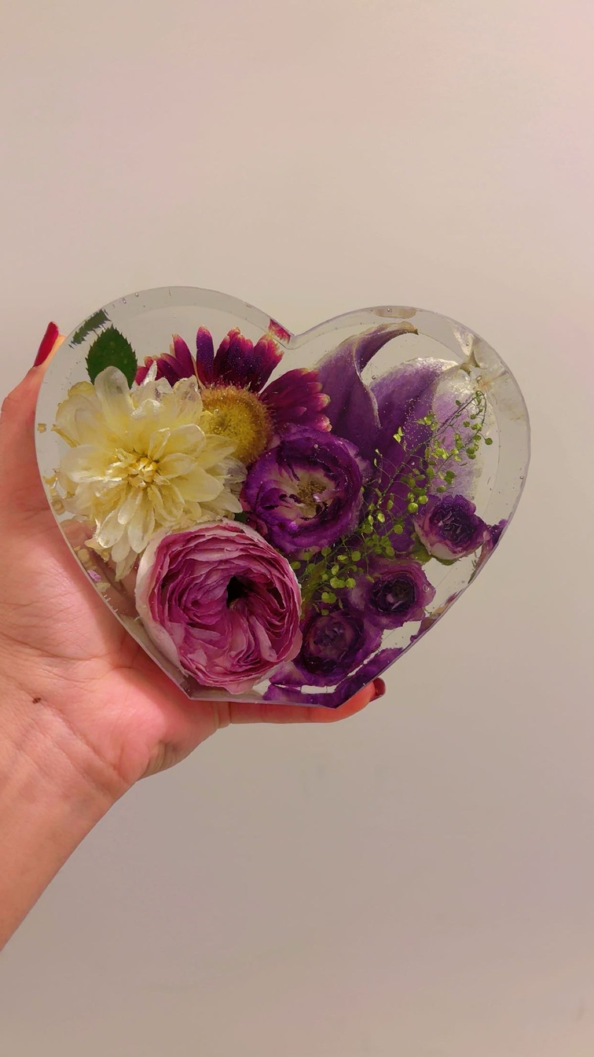 Handcrafted Resin Heart Flower Keepsake – Preserved Floral Wedding & Memorial Decor