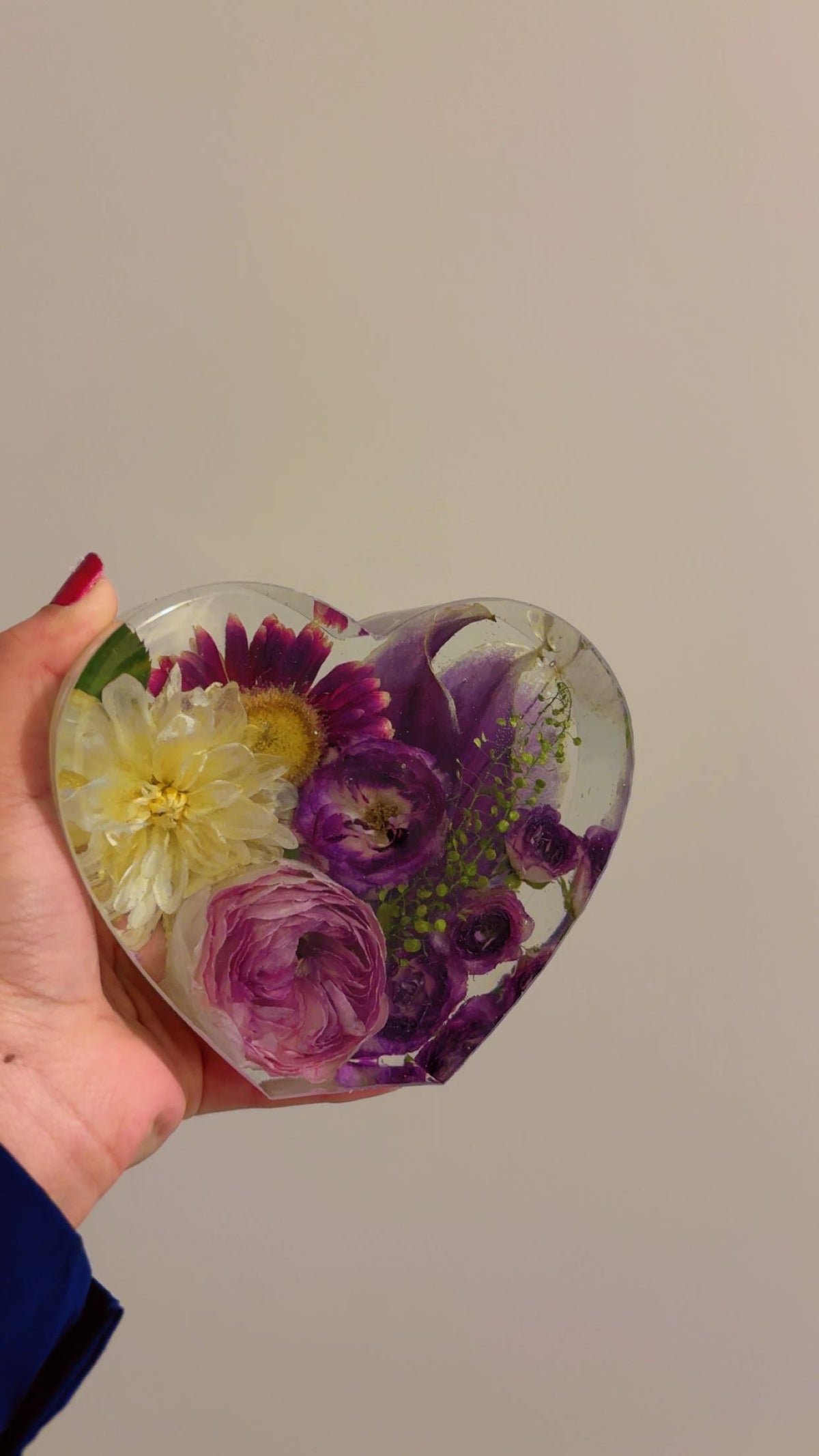Handcrafted Resin Heart Flower Keepsake – Preserved Floral Wedding & Memorial Decor