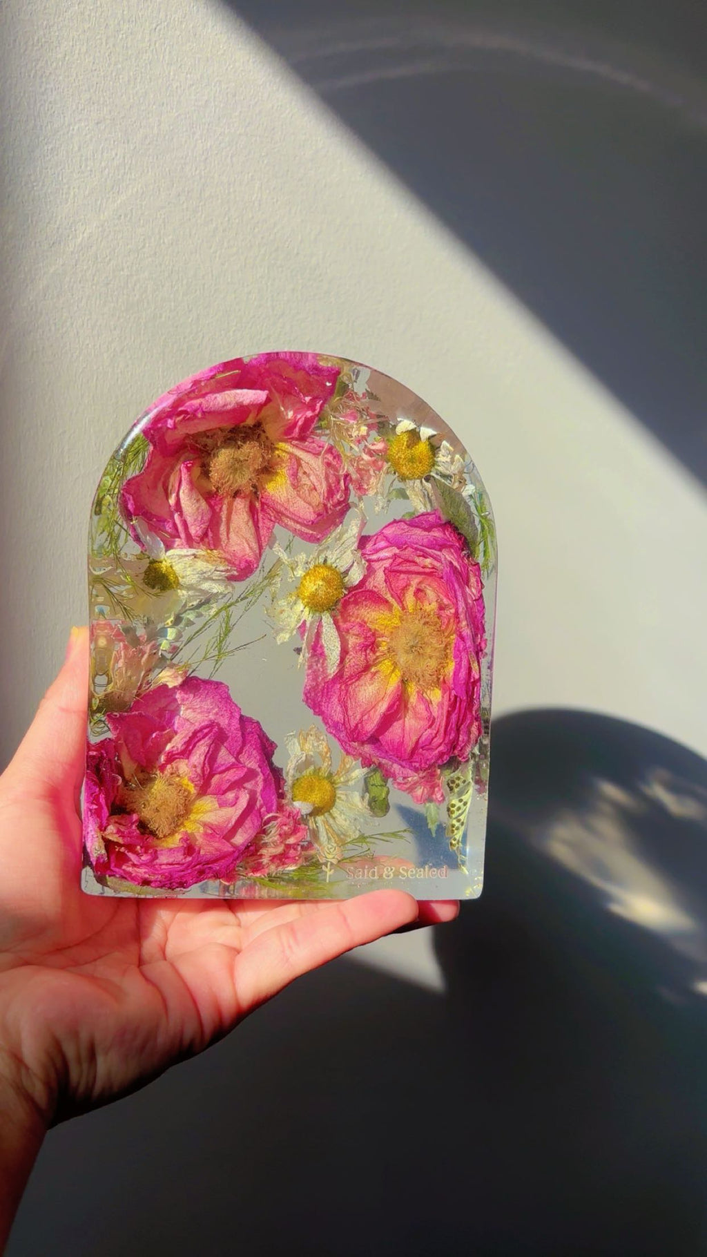 Flower preservation in small size arch keepsake.