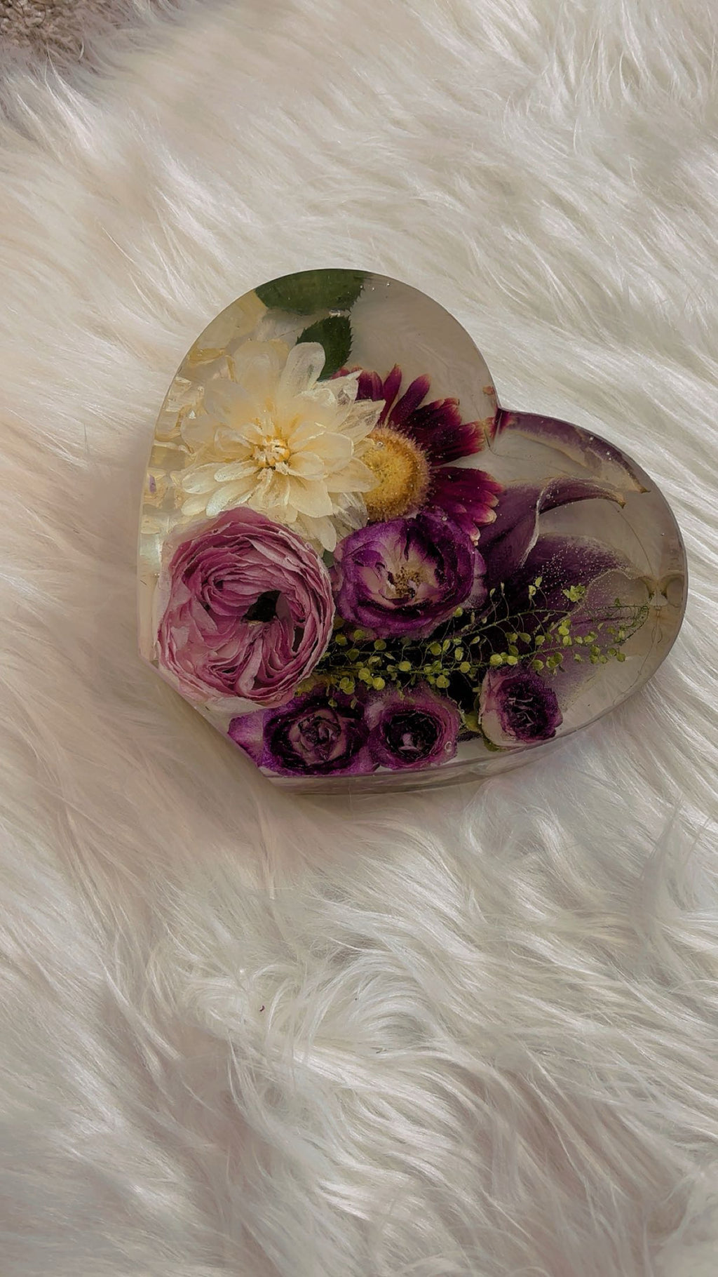 Handcrafted Resin Heart Flower Keepsake – Preserved Floral Wedding & Memorial Decor