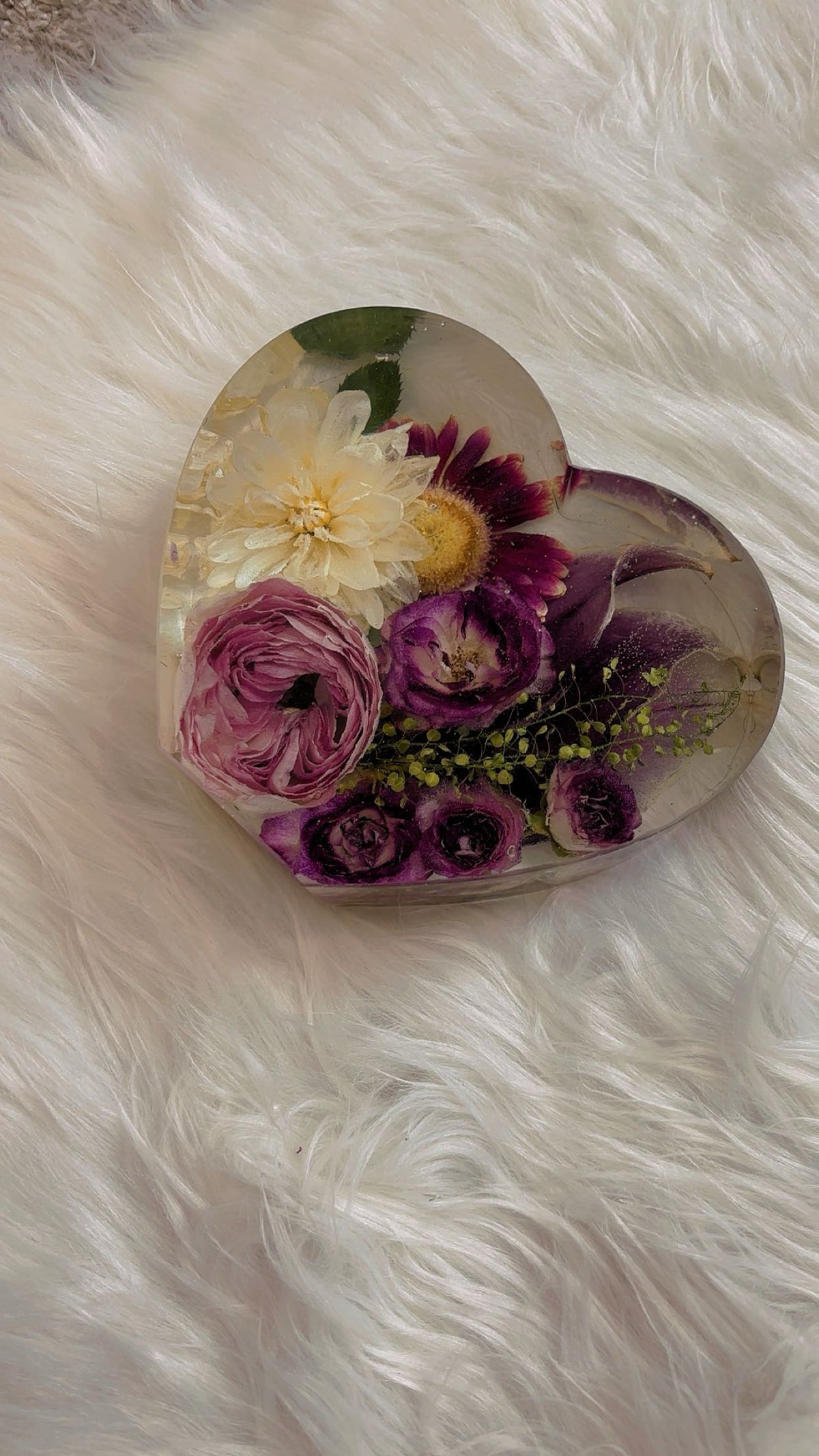 Handcrafted Resin Heart Flower Keepsake – Preserved Floral Wedding & Memorial Decor
