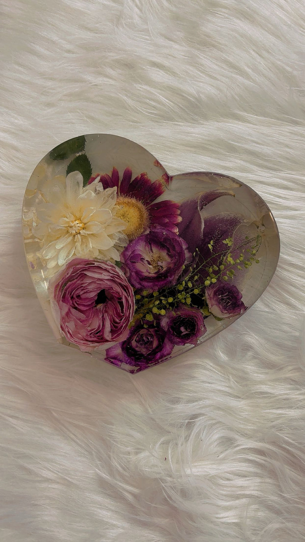 Handcrafted Resin Heart Flower Keepsake – Preserved Floral Wedding & Memorial Decor