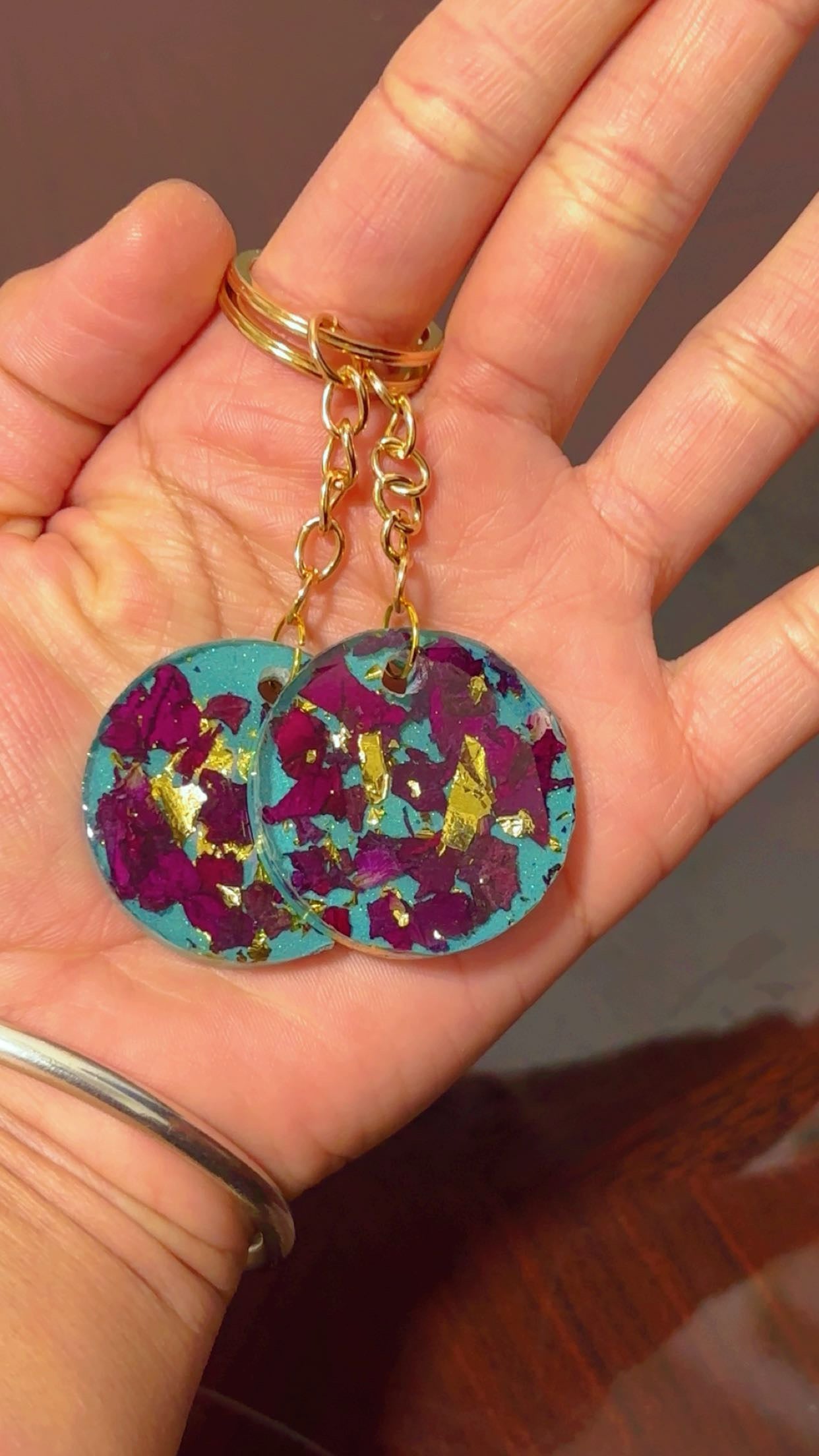 Round Resin Keychain with Real Rose Petals – Handmade Keepsake Gift for Her, Preserves One Rose Forever