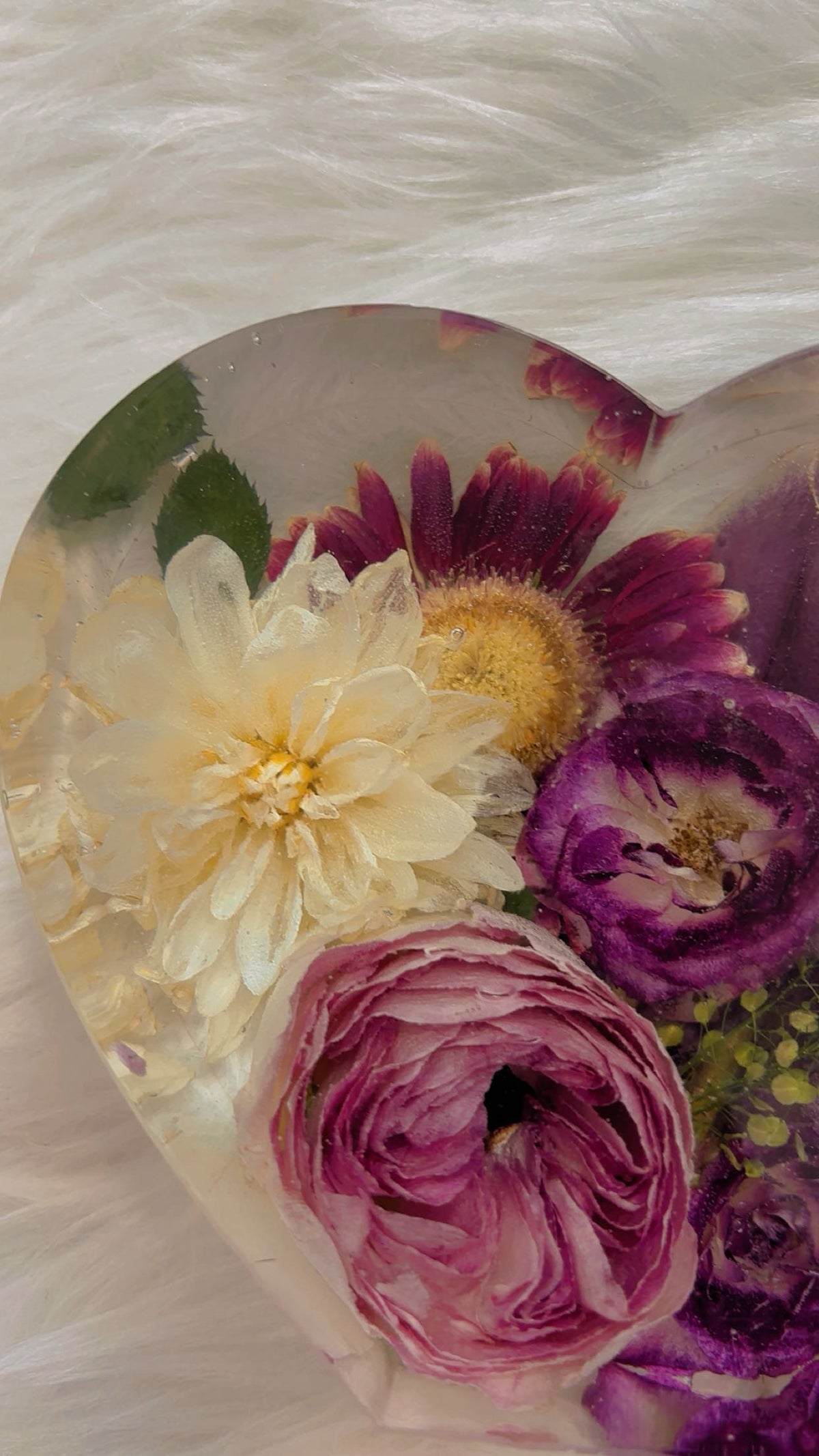 Handcrafted Resin Heart Flower Keepsake – Preserved Floral Wedding & Memorial Decor
