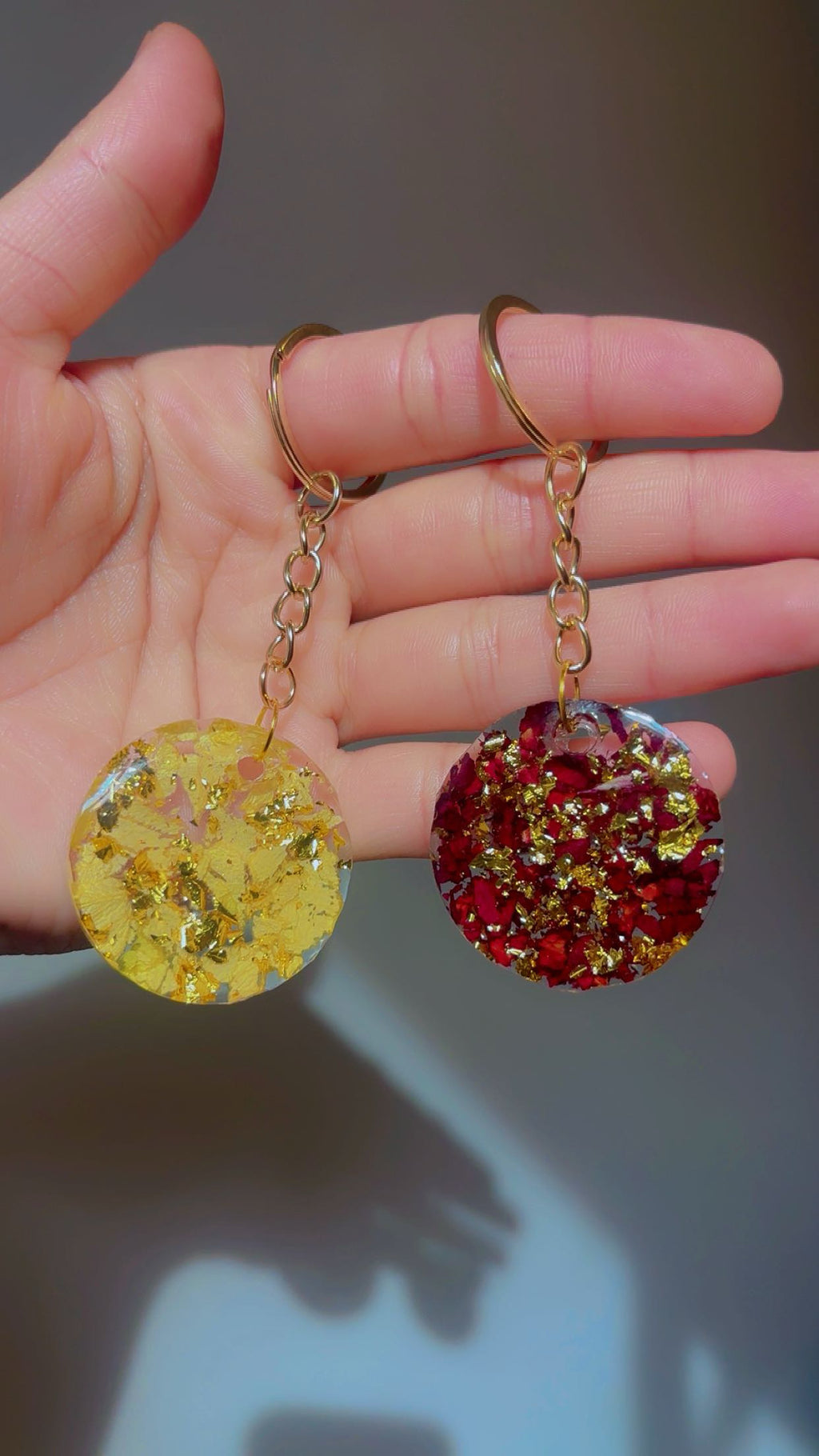 Round Resin Keychain with Real Rose Petals – Handmade Keepsake Gift for Her, Preserves One Rose Forever